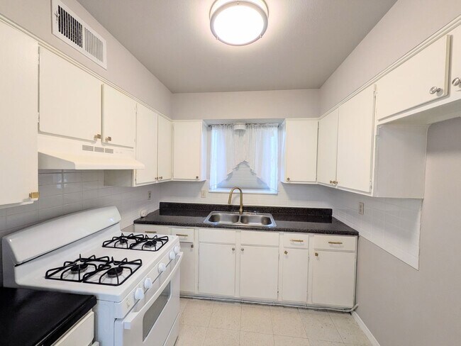 Building Photo - 501/503 Southtrail Dr