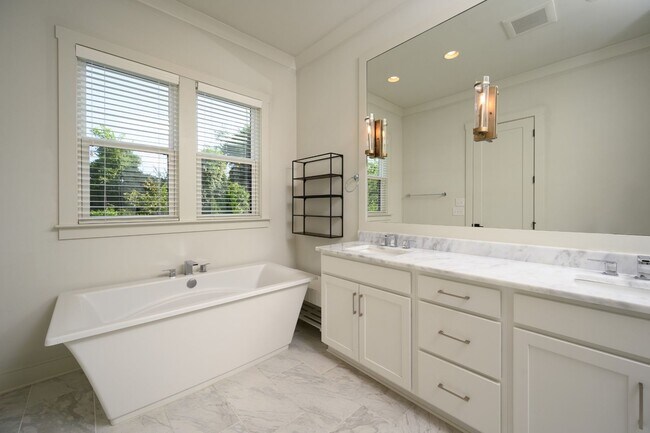 Building Photo - **LIKE-NEW, HIGH-END EXECUTIVE HOME WITH INCREDIBLE OUTDOOR ENTERTAINING IN IDEAL LOCATION**