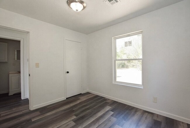 Building Photo - 4405 SE 40th St