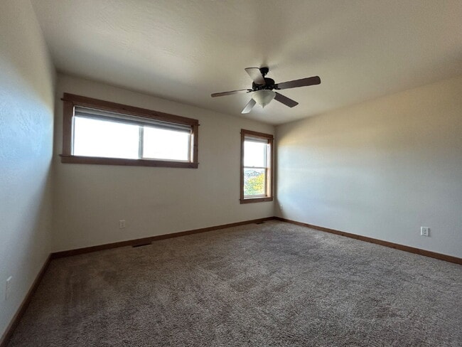 Building Photo - Upgraded 2 Bed, 1.5 Bath Townhouse with St...