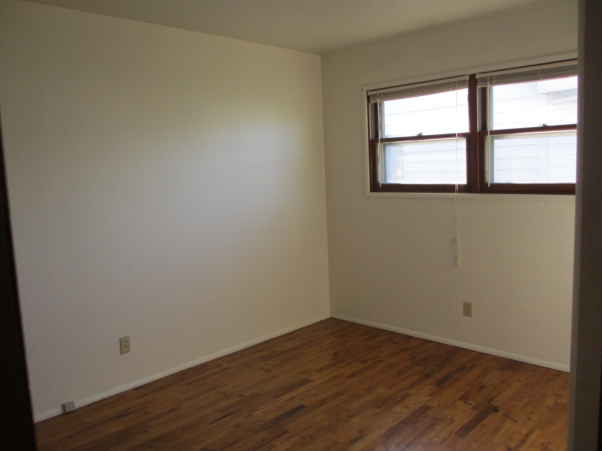 Bedroom - 905 W 10th St