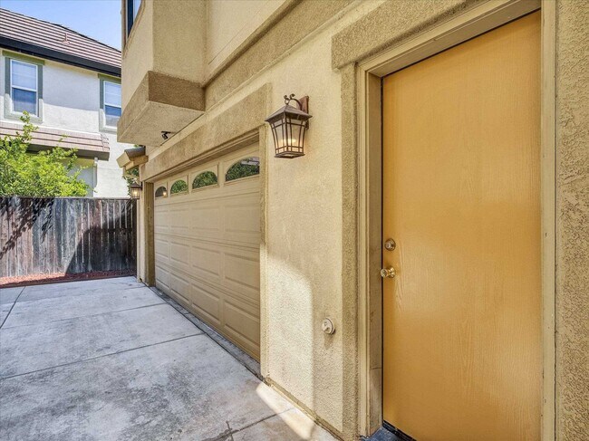 Building Photo - 4312 Middlefield Dr