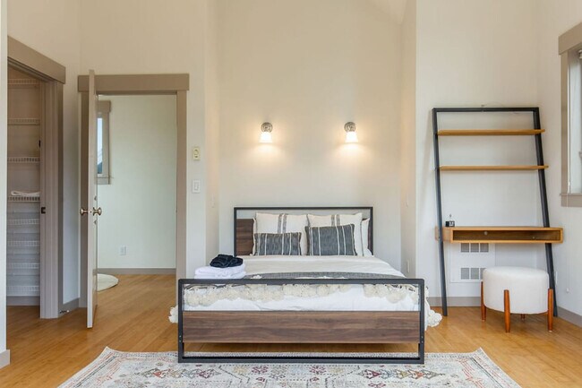 Building Photo - 1916 E Spruce St