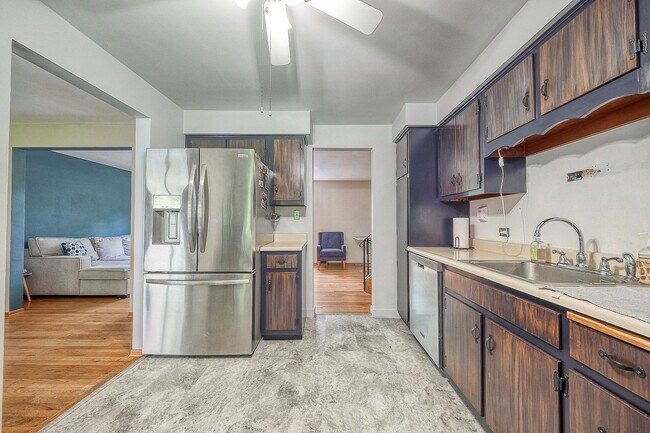 Building Photo - PRIME LOCATION Beautiful Home 1 Mile from ...