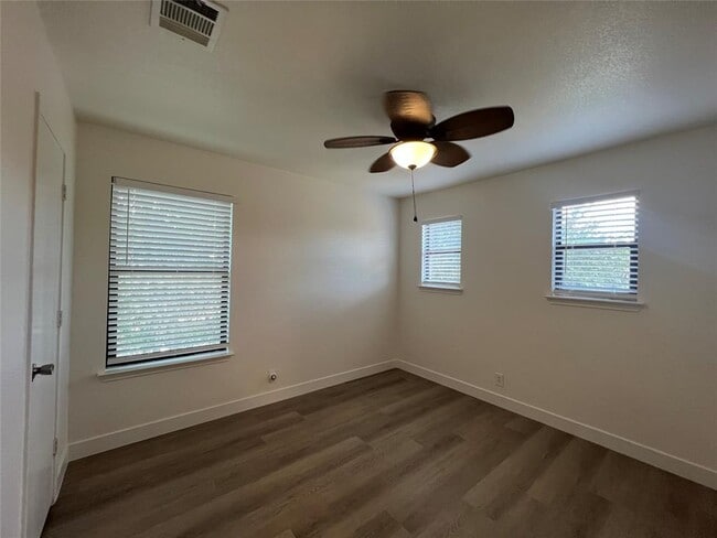 Building Photo - 821 New Bridge Dr