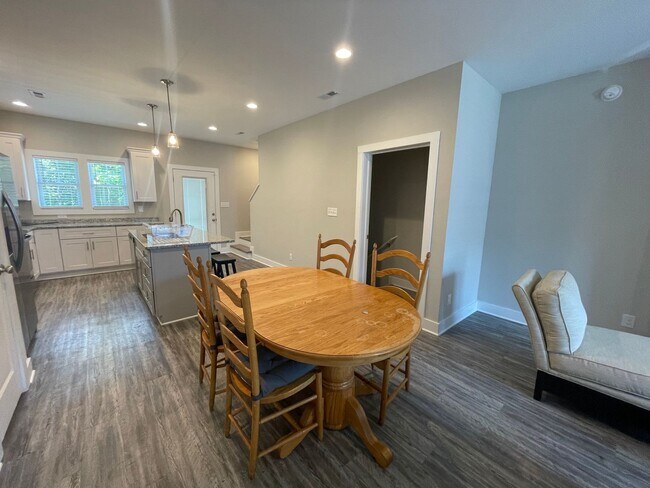 Building Photo - Gorgeous Townhome-English Commons