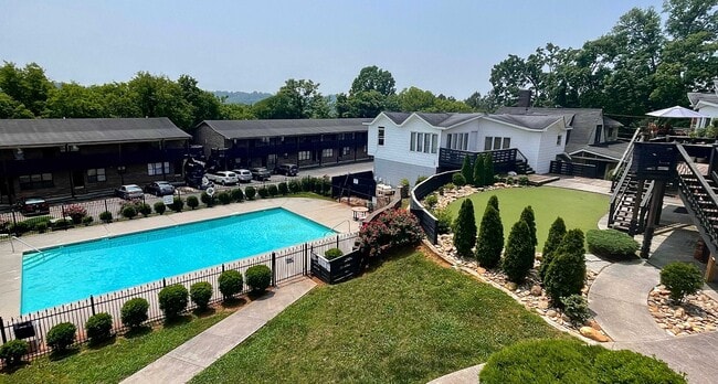 Building Photo - Hillwood Villas