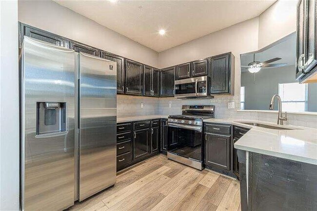Building Photo - 2716 Lake Park Ridge W