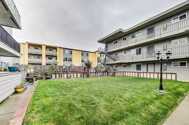 Building Photo - 1707 Shore Line Dr