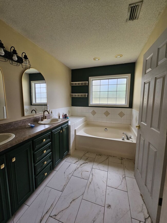 Building Photo - Charm & Convenience