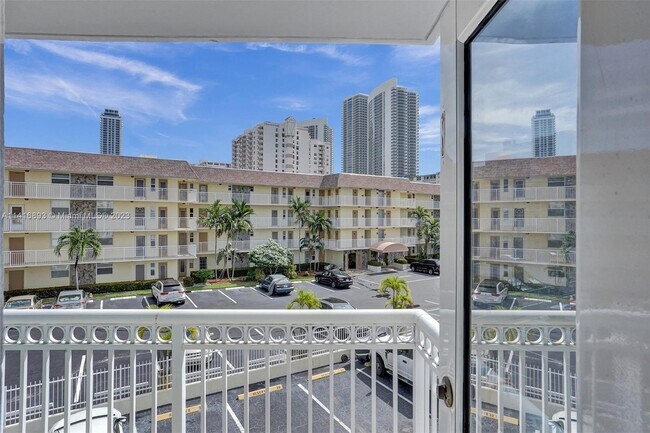 Building Photo - 1913 S Ocean Dr