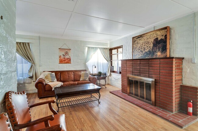Building Photo - 2 Bedroom 1 Bath - Furnished Hilltop Home ...