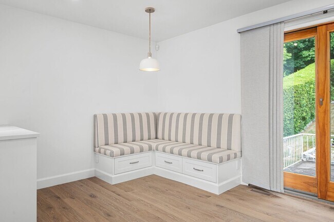 Building Photo - Spacious 3 Bed, 3 Bath