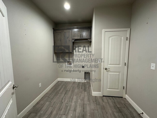 Building Photo - 7604 Crestline Dr