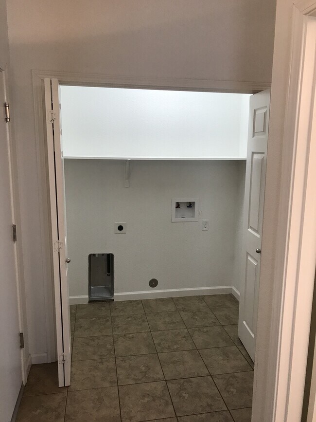 Building Photo - 3 bed 2 bath home for rent