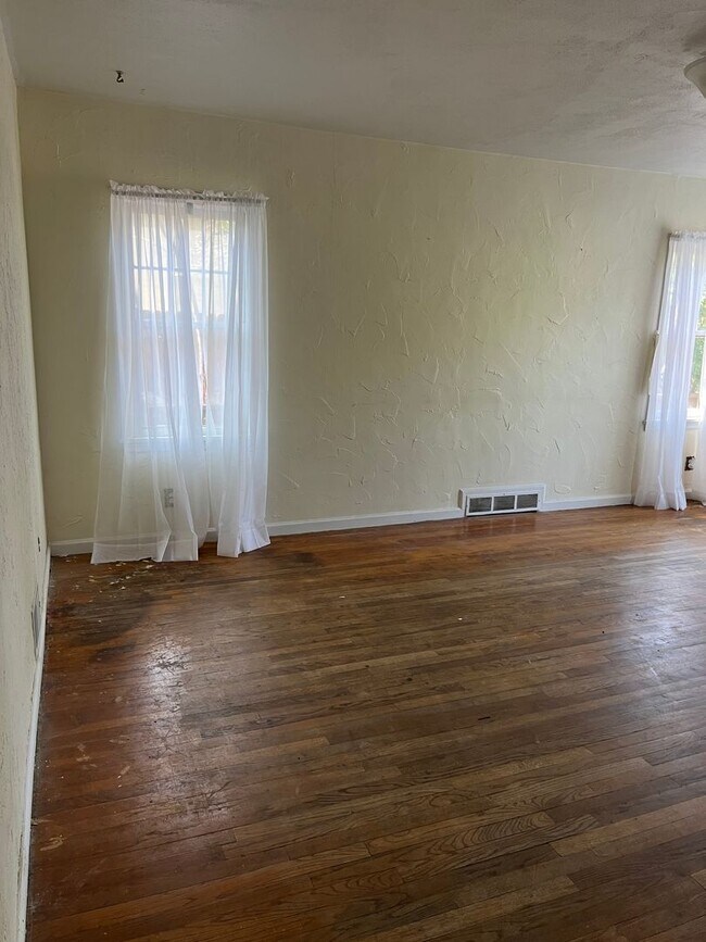 Building Photo - Charming 5 Bed, 2 bath home in the heart of Rexburg with detached 3 CAR GARAGE!!!!