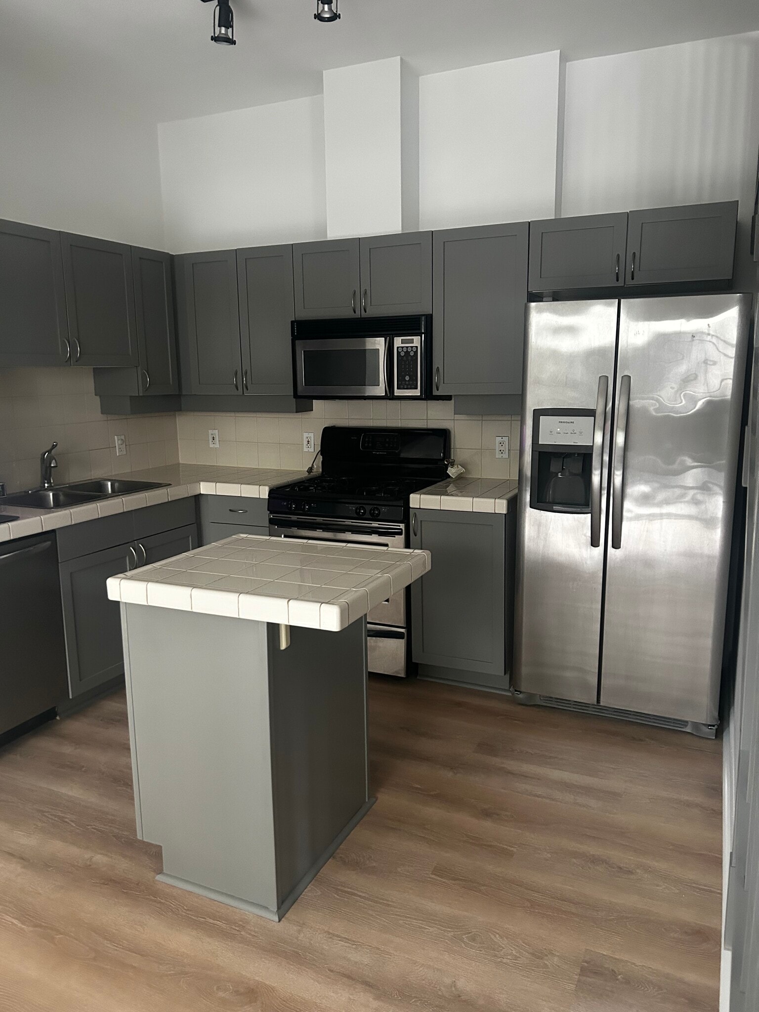 Kitchen w new stainless steel appliances - 1277 Kettner Blvd
