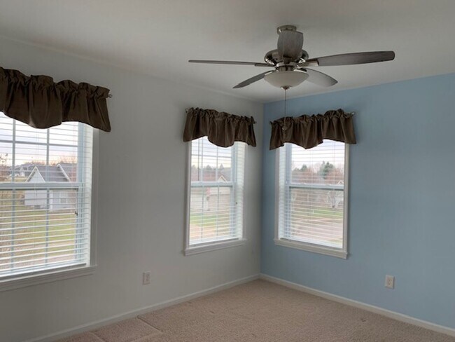 Building Photo - 4 BEDROOM 3 1/2 BATHROOM HOUSE FOR LEASE I...