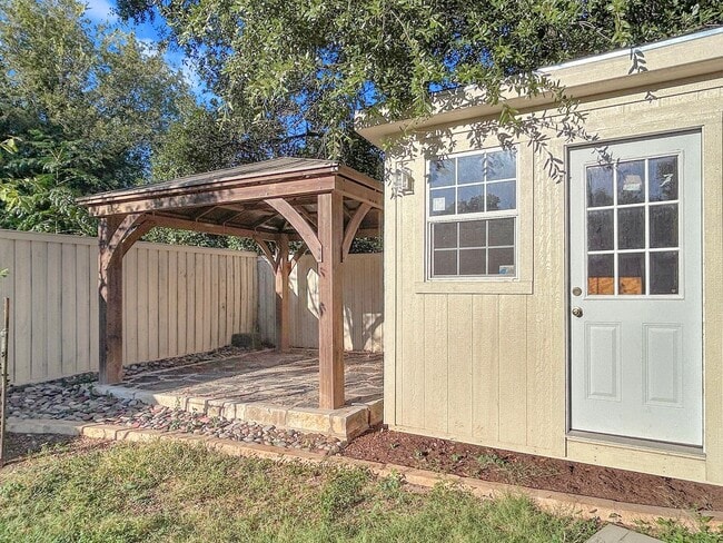 Building Photo - Updated Gem Near Thousand Oaks