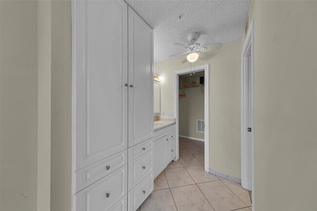 Building Photo - 7 Royal Palm Way