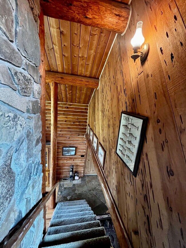 Building Photo - Fully Furnished Cabin Available - 10 Minut...