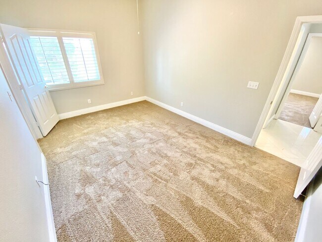 Building Photo - BEAUITFUL GATED PROPERTY 6 BEDROOMS/3 FULL...