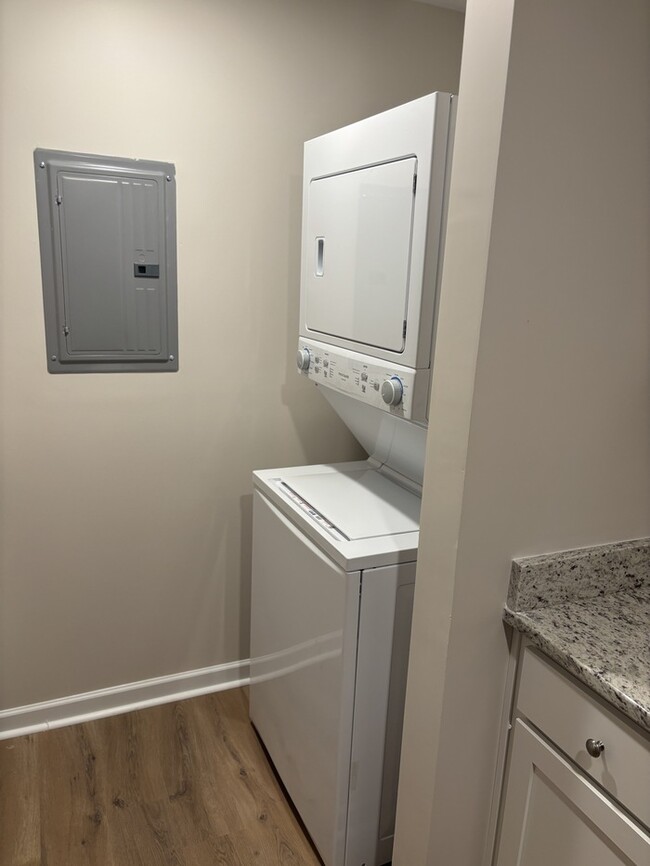 Building Photo - South Nashville 2 bedroom 2 bath Condo