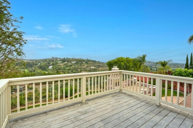 Building Photo - Executive Home with Views!