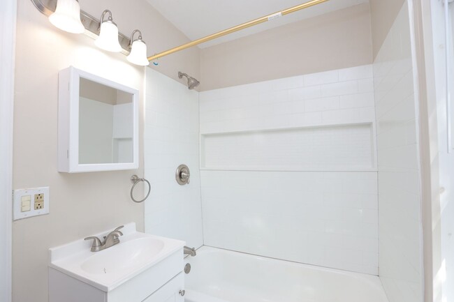 Building Photo - Charming 4-Bedroom Home with Hardwood Floo...