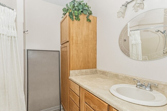 Building Photo - Open Concept Condo! 2 Bedrooms & 2.5 Baths!