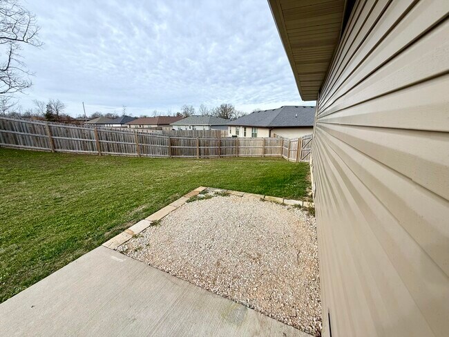 Building Photo - 633 S Southgate Dr