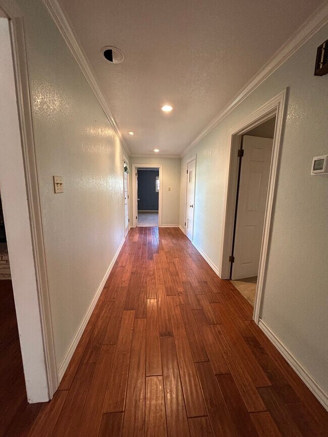 Building Photo - Beautiful Large Family Home!!!