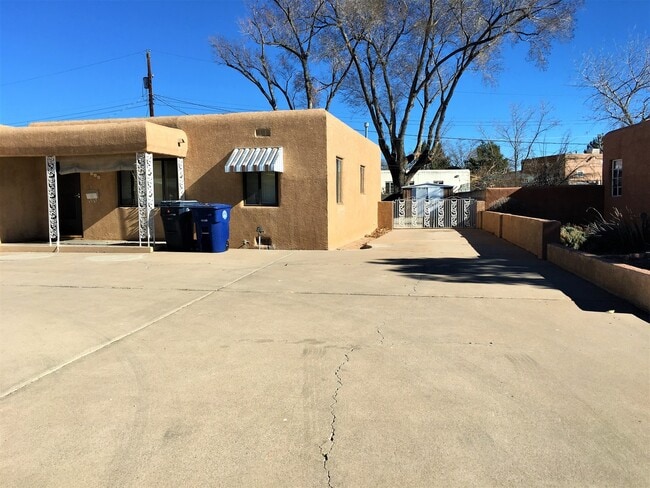 Building Photo - 2 Bed 1.5 Bath | Single Story | Nob Hill Location | Pet Allowed with Restrictions | Large Backyard