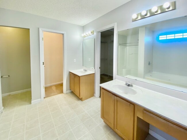 Building Photo - 425 Ridgehill Dr