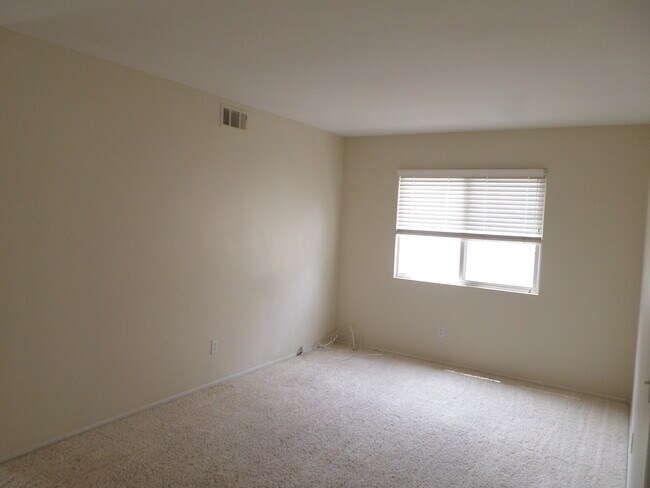 Building Photo - Really Cute 3 BR/ 2.5 BA Home in Beautiful Paseo Del Sol