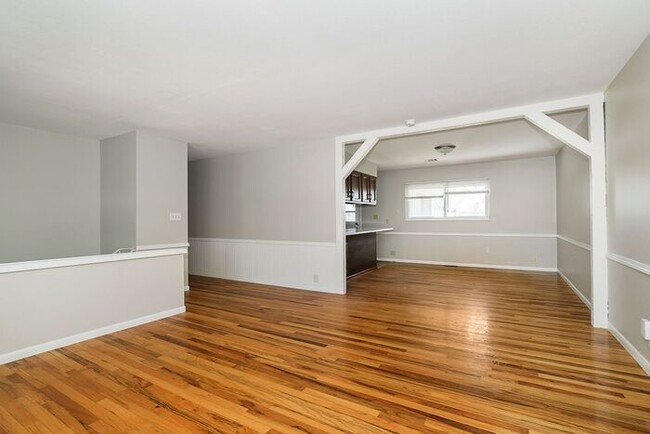 Building Photo - 3 Bedroom Home With Spacious Fenced Yard i...