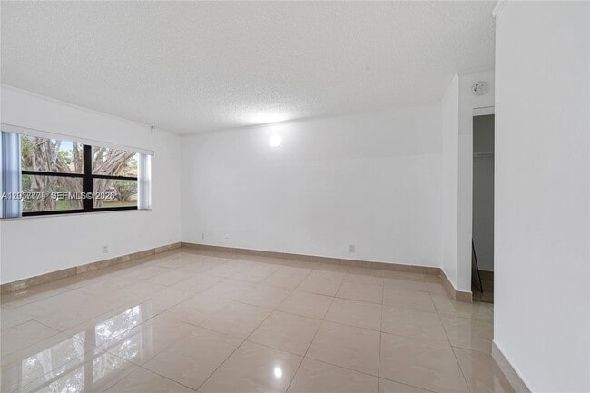Building Photo - 200 Lakeview Dr