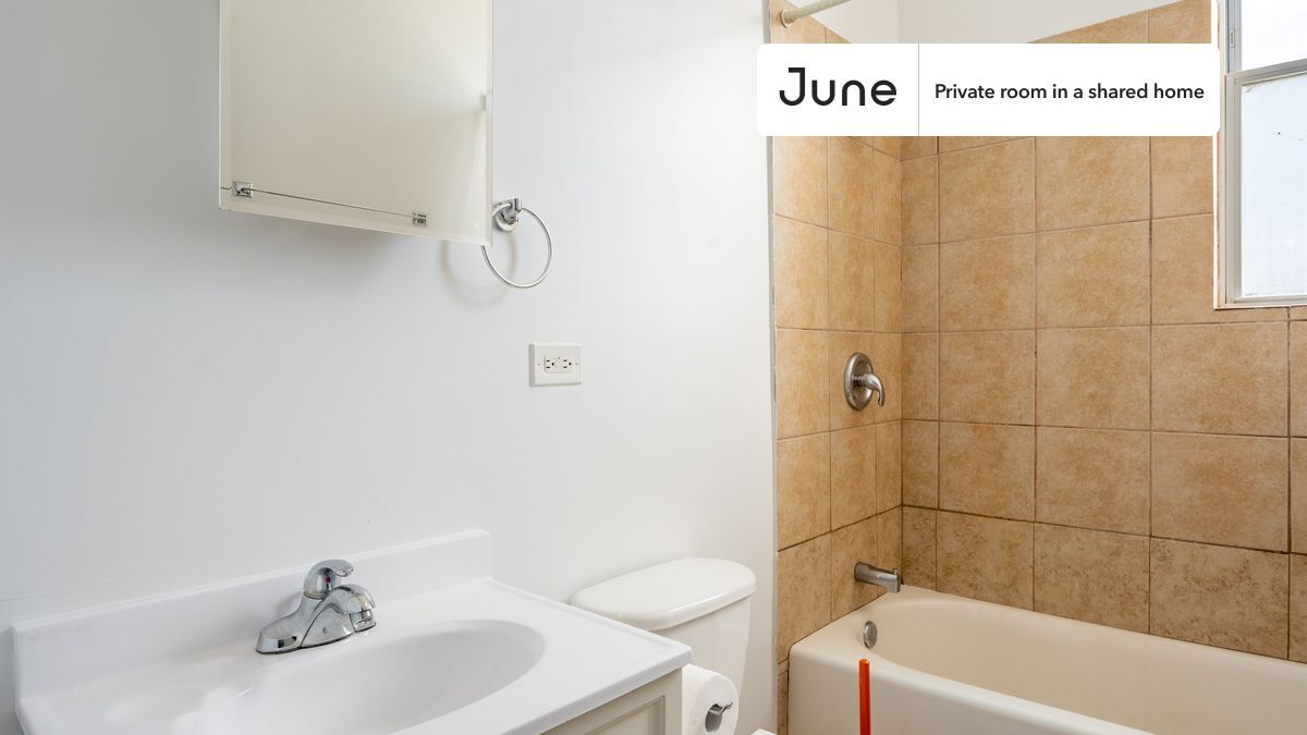 Building Photo - Room in Shared 3 bed/2 bath home