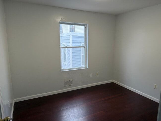 Building Photo - 183 Hutton St