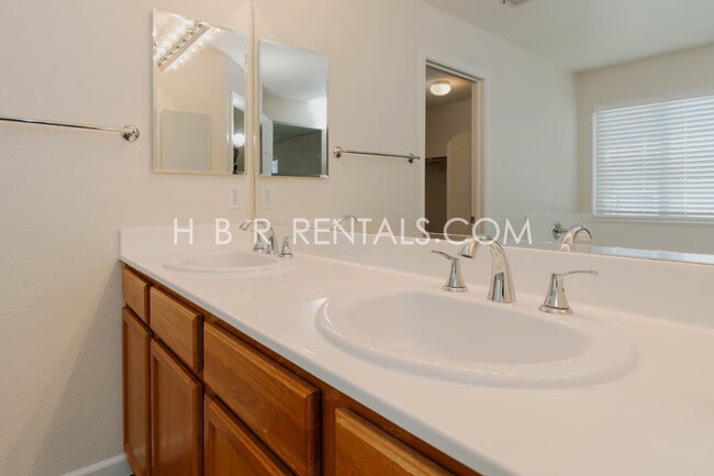Building Photo - 803 Twin Oaks Dr