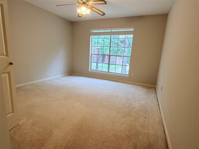 Building Photo - 3306 Vista Lake Dr