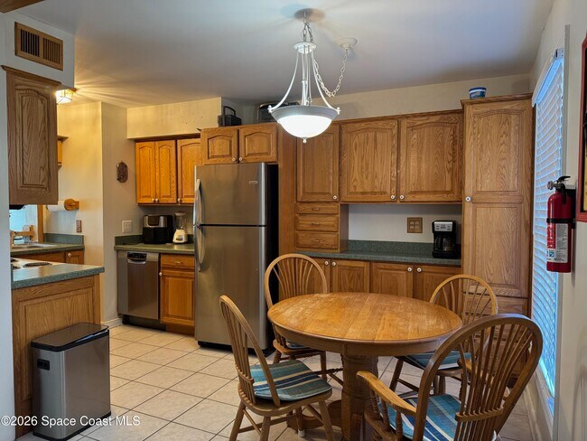 Building Photo - 917 Jamestown Ave