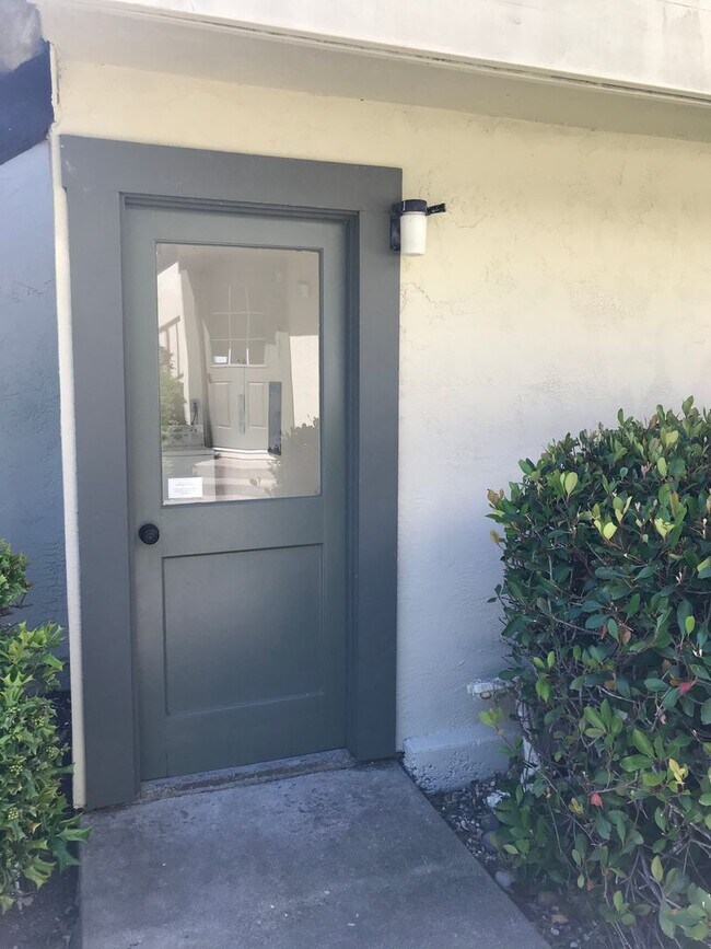Building Photo - La Canada Townhome Quiet Community 2 Bedroom