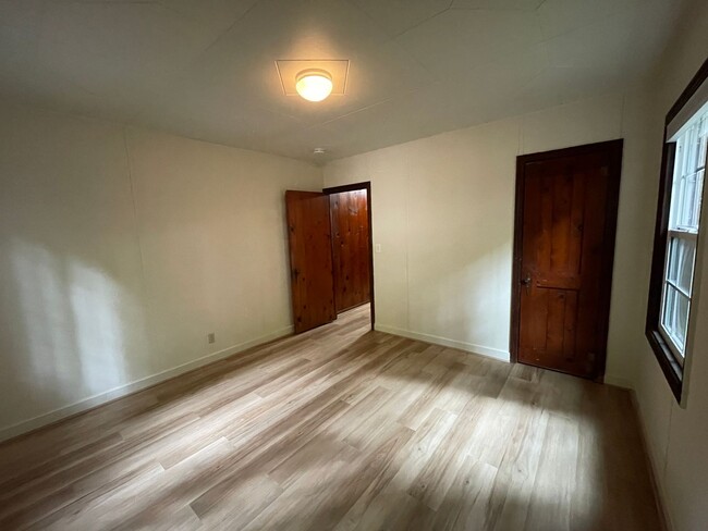 Building Photo - 1045 Sq. Ft. Private Two Bedroom One Bath ...