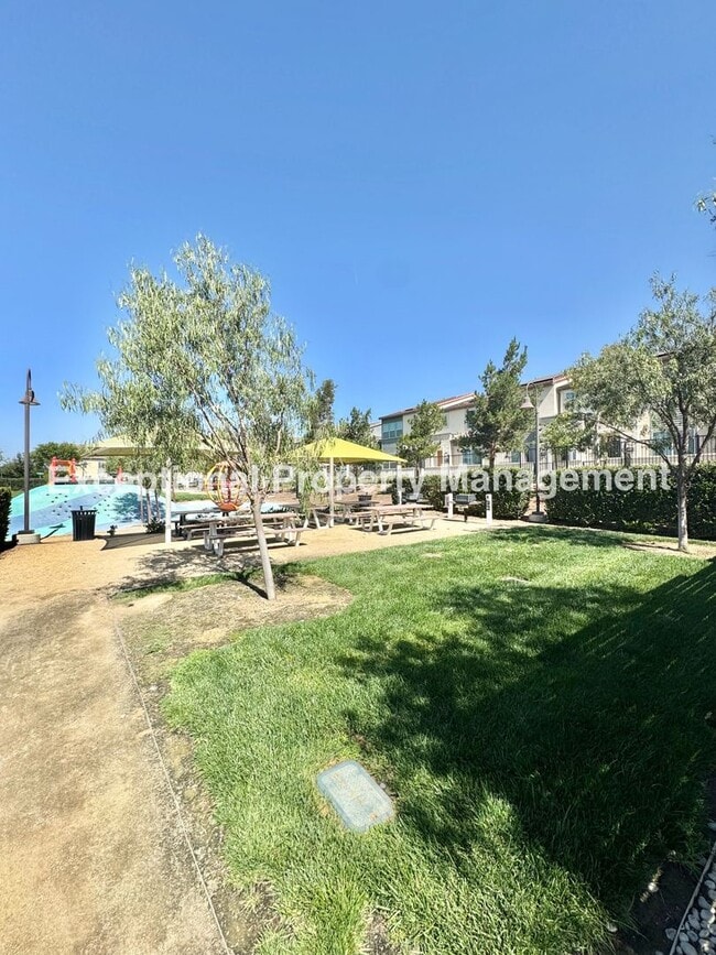 Building Photo - Ready to move in 3 bed 3 bath home!
