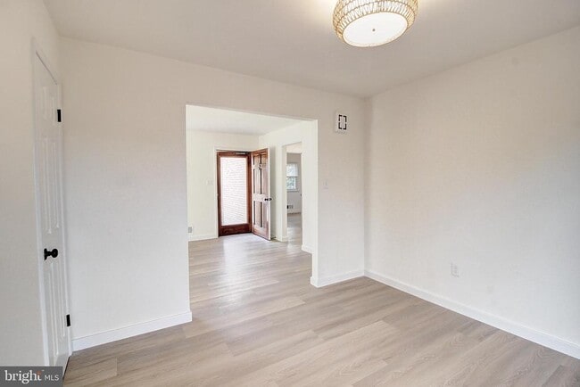 Building Photo - 915 Shawnee Dr