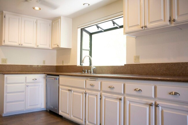 Building Photo - 40588 Clover Ln