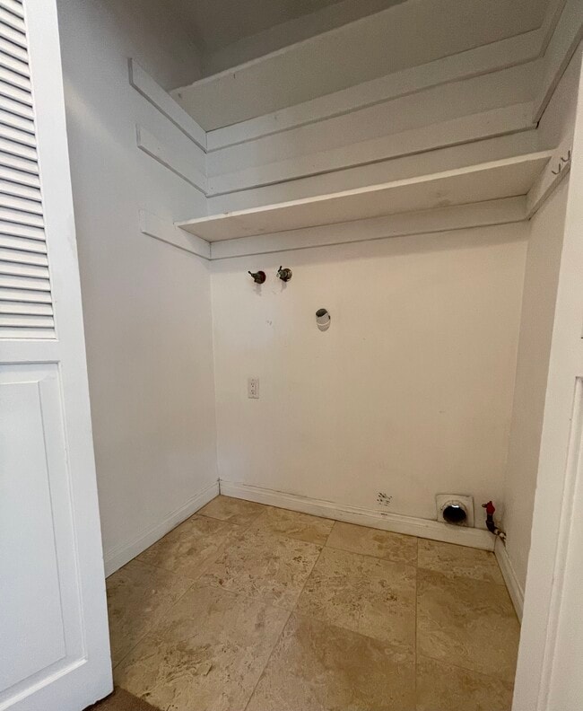 Building Photo - 914 Fonthill Ave