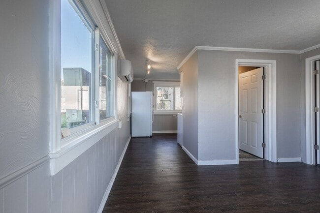 Building Photo - Renovated 2 Bed / 1 Bath Duplex