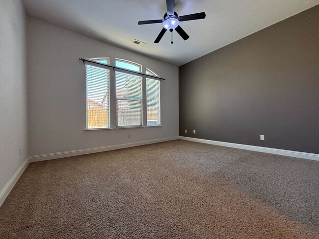 Building Photo - Beautiful 3 bedroom 2 bathroom